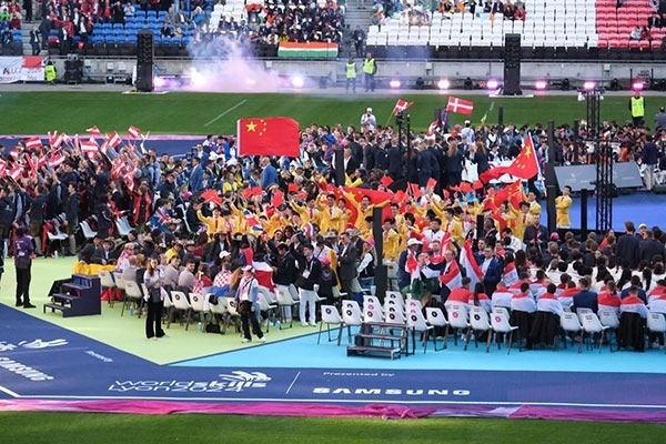 中國選手參加閉幕式。人民網(wǎng)記者 于超凡攝
