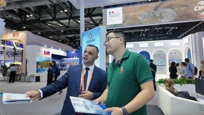 伊和·阿塔里扎德介紹阿塞拜疆產(chǎn)業(yè)園。人民網(wǎng)記者 楊倩攝