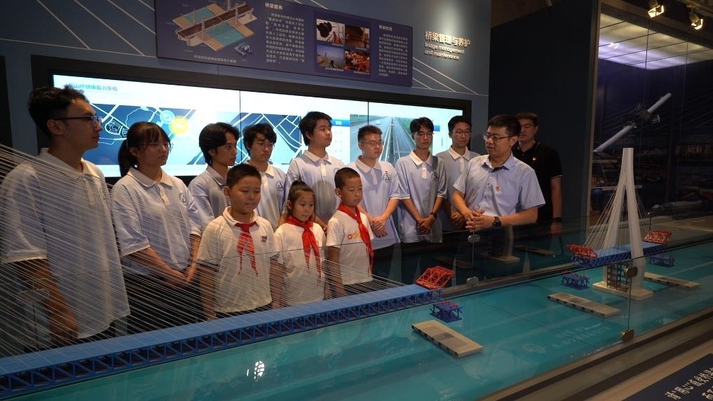 哈爾濱工業(yè)大學交通學院教師李順龍在中國橋梁博物館進行課程思政與橋梁科普。新華社發(fā)（張潤 攝）