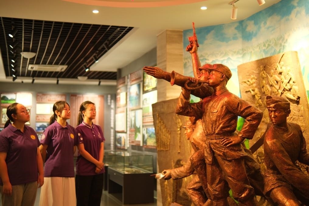 7月26日，南開大學實踐隊在環(huán)江革命陳列館了解毛南族人民在黨的領導下進行革命斗爭的歷程。（受訪者供圖）