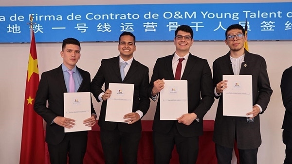 當(dāng)?shù)貢r間9月13日，40名哥倫比亞青年與中企承建運(yùn)營的波哥大地鐵一號線項目簽約，不久將前往中國進(jìn)行為期15個月的專業(yè)地鐵知識培訓(xùn)。圖為部分學(xué)員在簽約儀式上展示所簽的協(xié)議。 波哥大地鐵一號線項目供圖