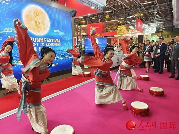 “你好！中國”展臺開幕式上的中國傳統(tǒng)舞蹈表演。人民網(wǎng)記者 尚凱元攝