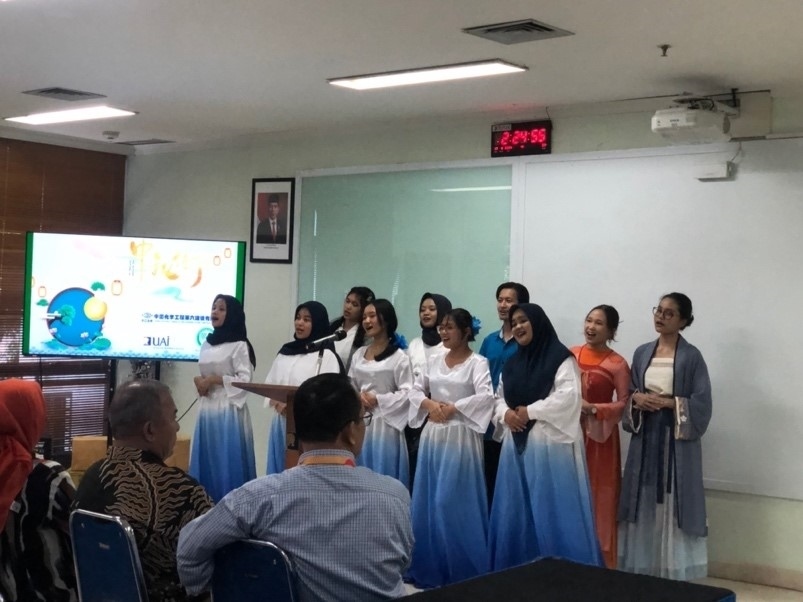 阿拉扎大學(xué)中文系學(xué)生演唱中文歌曲?；顒?dòng)主辦方供圖