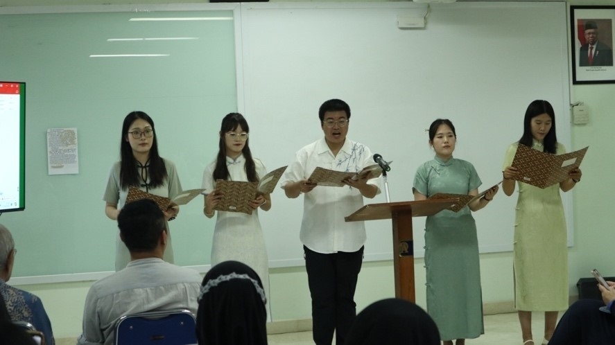 阿拉扎大學(xué)孔子學(xué)院志愿者教師表演詩(shī)朗誦?；顒?dòng)主辦方供圖