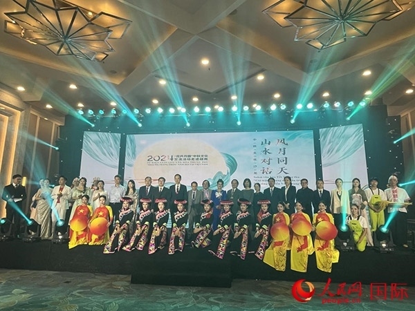 兩國(guó)嘉賓與中越藝術(shù)家現(xiàn)場(chǎng)合影。人民網(wǎng)記者 楊曄攝