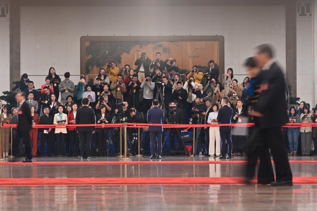 2024年3月10日，全國政協(xié)十四屆二次會議第三場“委員通道”集體采訪活動在北京人民大會堂舉行。新華社記者 宋為偉 攝