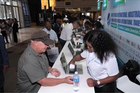 客商現(xiàn)場(chǎng)注冊(cè)參觀展會(huì)。主辦方供圖