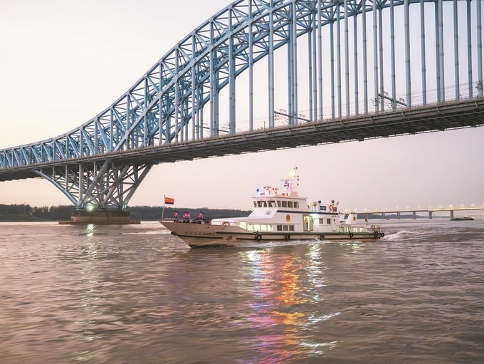 8月12日，長(zhǎng)江航運(yùn)公安局南京分局組織民警輔警駕乘警用巡邏船在轄區(qū)水域開展巡邏檢查。江寧攝