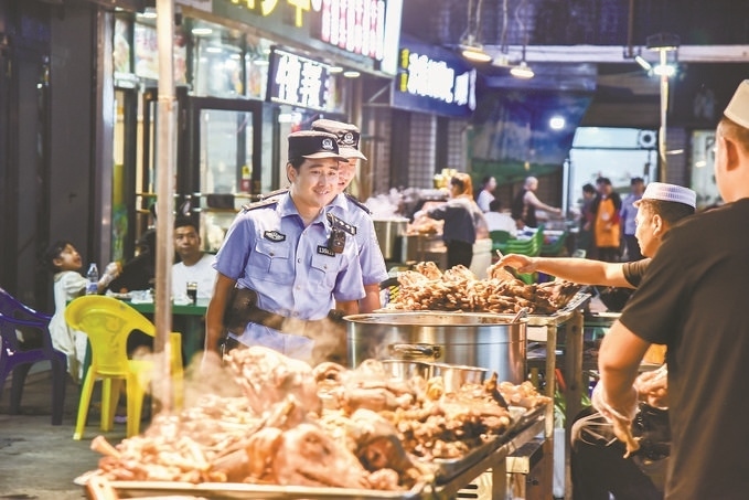 8月9日，甘肅省華亭市公安局組織民警輔警在夜市開展巡邏檢查。張亞強(qiáng)攝
