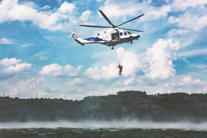 ▼7月17日，浙江省新昌縣公安局聯(lián)合浙江省公安廳警務(wù)航空隊(duì)在長(zhǎng)詔水庫(kù)水域及周邊開展救援演練。王樟林?jǐn)z