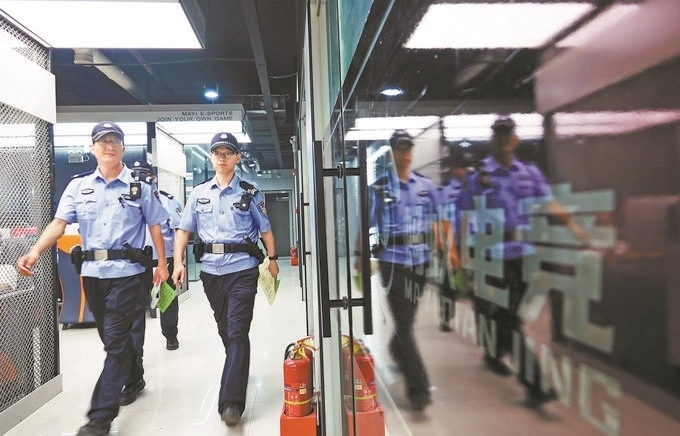 ▲7月6日，山西省新絳縣公安局龍興派出所組織警力對(duì)網(wǎng)吧等場(chǎng)所進(jìn)行集中治安檢查。高新生攝