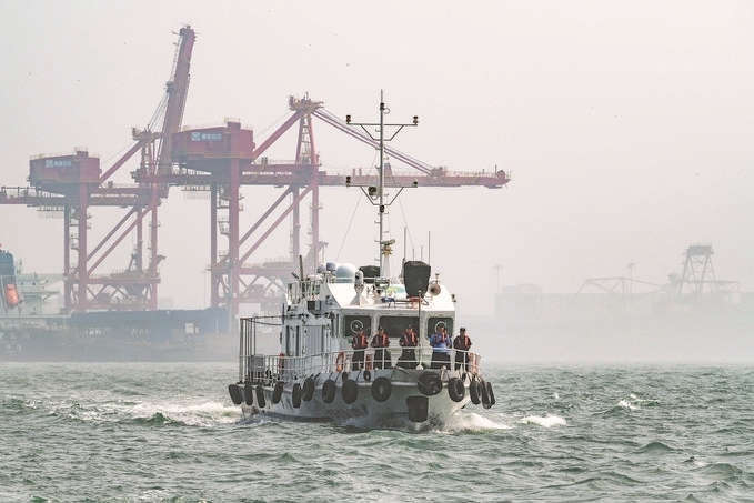 ?7月5日，秦皇島出入境邊防檢查站聯(lián)合秦皇島市公安局水陸巡特警支隊(duì)開展海上聯(lián)合巡航。陳凈萱攝