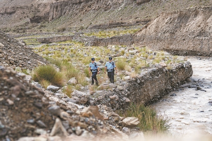 7月19日，新疆邊檢總站克州邊境管理支隊(duì)康蘇邊境檢查站民警輔警來(lái)到轄區(qū)烏恰縣康蘇水庫(kù)開展巡邏。明懿攝