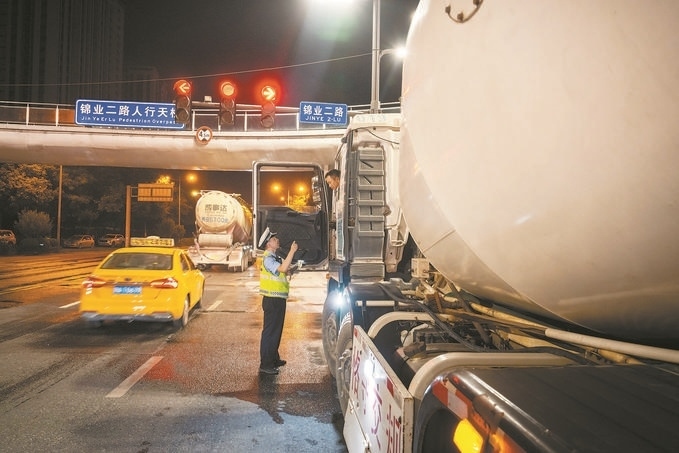 7月25日，陜西省西安市公安局交警支隊(duì)開展全市中重型貨車及面包車違法異地互查整治行動(dòng)。孫崇明攝