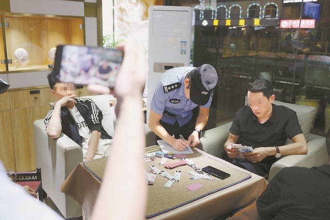 9月7日，云南省昆明市公安機(jī)關(guān)對(duì)棋牌室開展檢查。