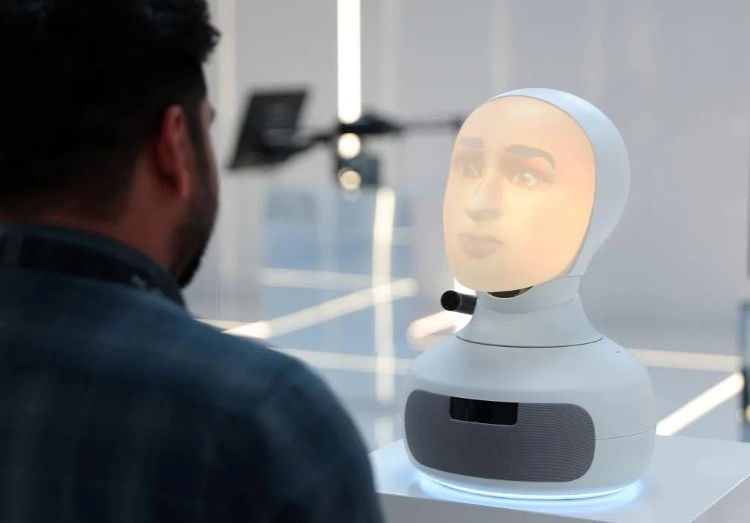 2024年9月12日，在沙特阿拉伯首都利雅得舉行的第三屆全球人工智能峰會上，一名參會者與“對話機器人”交流。新華社記者 王東震 攝