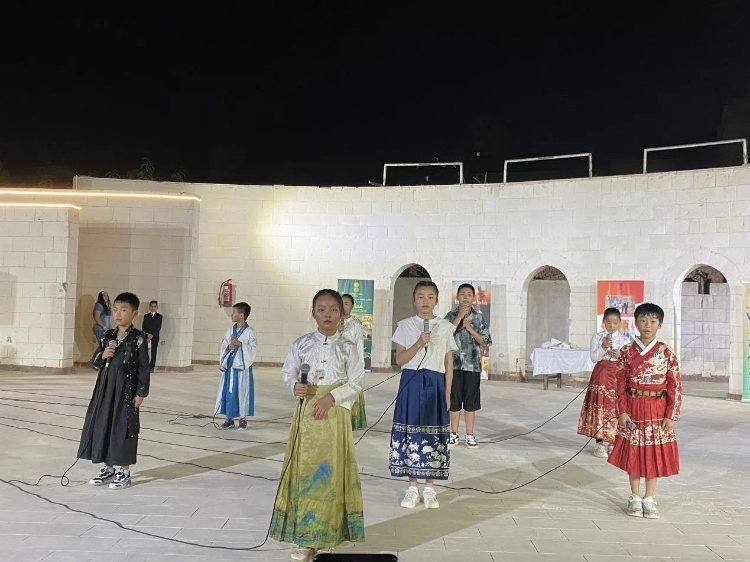 東方藝術(shù)文化館小朋友的詩(shī)朗誦表演。開羅中國(guó)文化中心供圖
