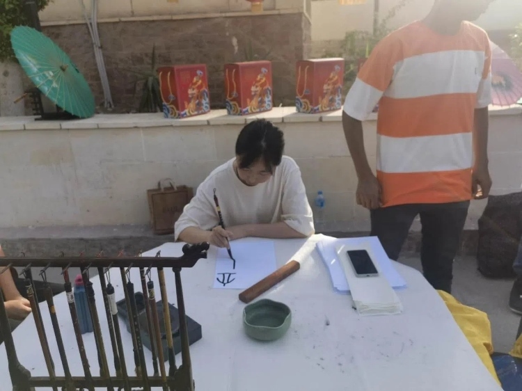 開羅文化中心漢語教師表演中國(guó)書法。開羅中國(guó)文化中心供圖