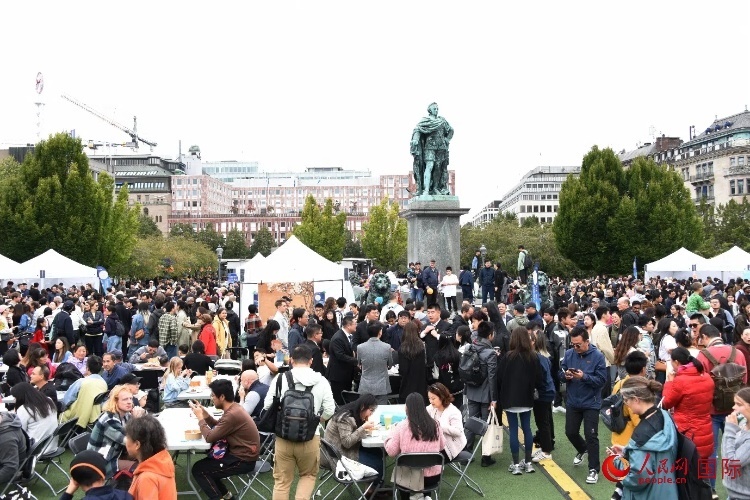 “天涯共此時(shí)——中秋游園會(huì)”在斯德哥爾摩國(guó)王花園舉辦。人民網(wǎng)記者 殷淼攝