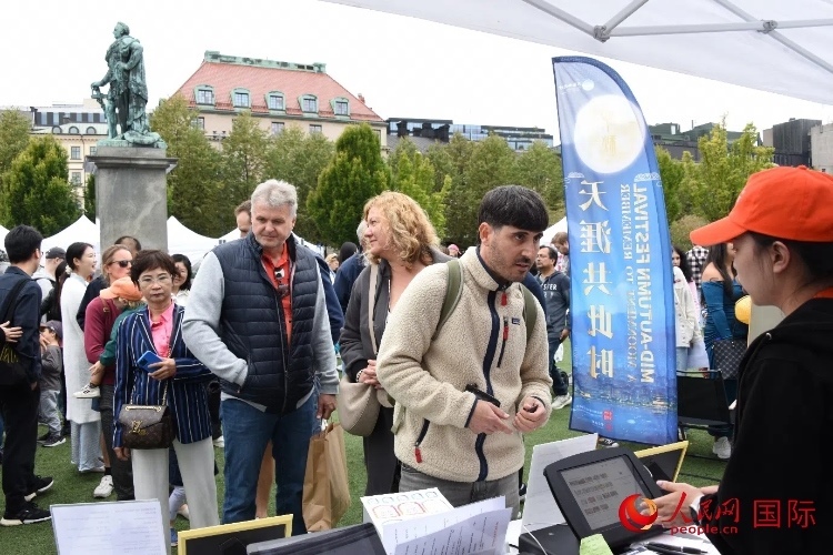 排隊(duì)等候品嘗中國(guó)美食的游客。人民網(wǎng)記者 殷淼攝