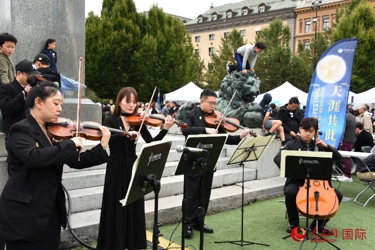 上海愛(ài)樂(lè)樂(lè)團(tuán)“快閃”活動(dòng)一瞥。人民網(wǎng)記者 殷淼攝