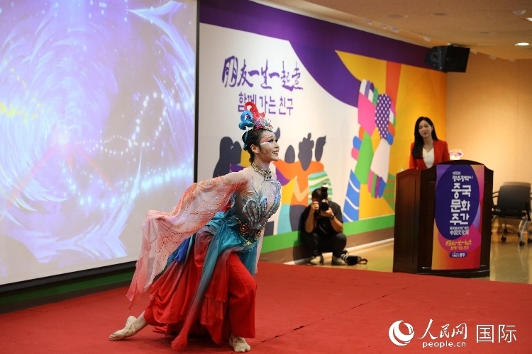 中國演員在中國文化周開幕式上表演舞蹈。人民網(wǎng)記者 莽九晨攝