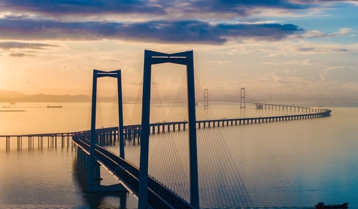 2024年6月27日，沐浴在晨曦中的深中通道（無(wú)人機(jī)照片）。新華社記者毛思倩 攝