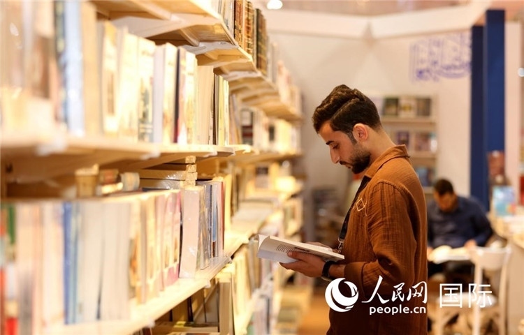 一位民眾在讀書。人民網(wǎng)中東中心分社奧馬爾·哈利勒攝