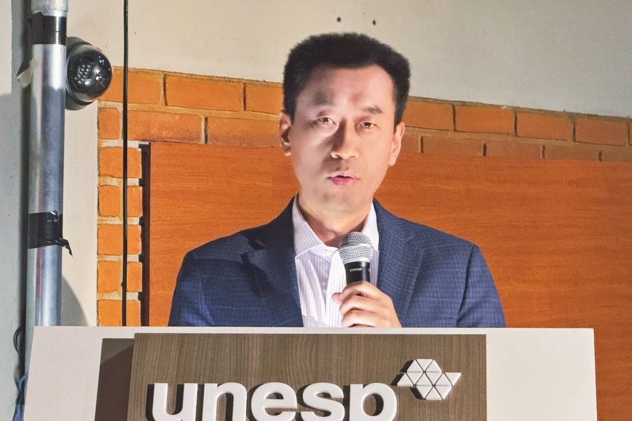 中國駐圣保羅總領(lǐng)事館副總領(lǐng)事田玉震在活動中致辭。圣保羅州立大學(xué)孔子學(xué)院供圖