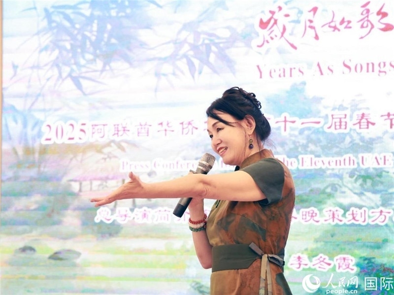 第十一屆阿聯酋華僑華人春晚組委會總策劃兼總導演李冬霞介紹晚會籌備情況。人民網記者 管克江攝