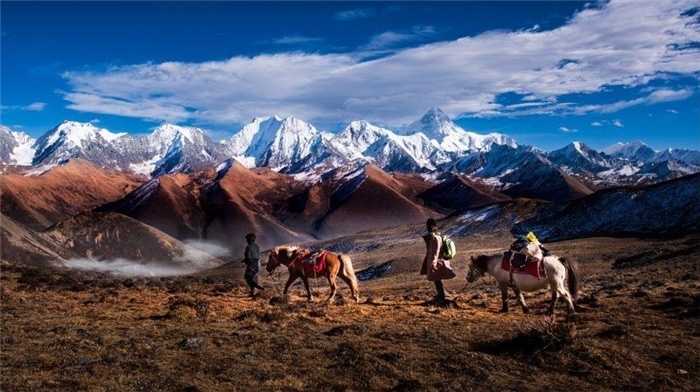 “守護(hù)貢嘎”是當(dāng)?shù)卮迕駱闼氐男拍詈妥园l(fā)的行動(dòng)。圖為貢嘎山“馬背巡護(hù)隊(duì)”開展日常巡護(hù)工作 林革文攝