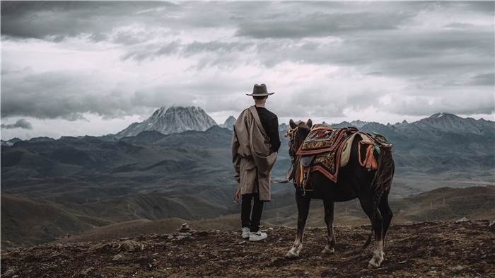 在康定八郎生都星空營(yíng)地，村里的青年丹真德勒牽馬注視世代生活的家園。八郎村提供
