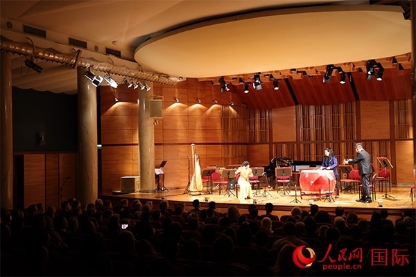 中國(guó)歌劇舞劇院的音樂家表演京劇曲牌《夜深沉》。人民網(wǎng)記者 禹麗敏攝