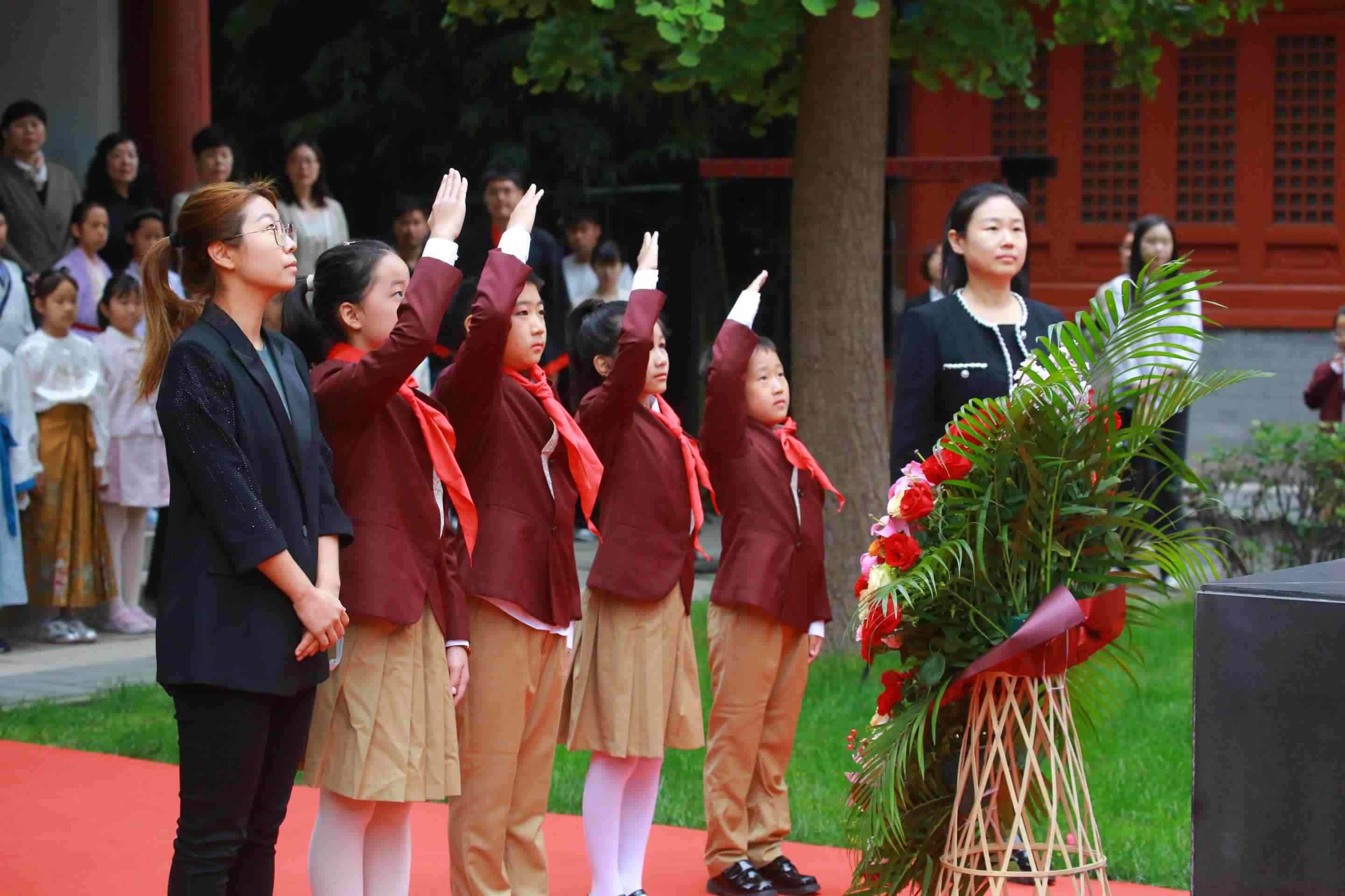 少先隊員敬獻(xiàn)花籃。校方供圖