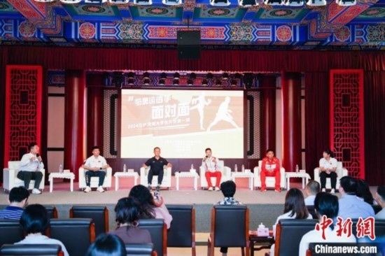 吳愉、王德新、沈?qū)W軍、江海東、朱曉蕾與在座同學(xué)們分享個人的體育故事與成長感悟。上海市港澳辦供圖