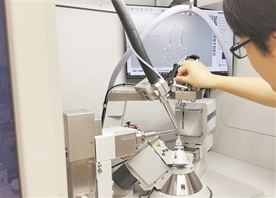 科研人員使用X射線衍射儀研究σ鍵。圖片來源：日本北海道大學(xué)