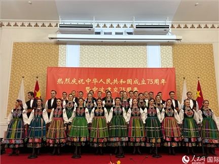 波蘭馬佐夫舍歌舞團現(xiàn)場演出。人民網(wǎng)記者 禹麗敏攝