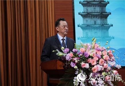 北京語言大學黨委書記倪海東在“走進中華文明——海絲印記 世遺泉州”主題人文交流活動中致辭。人民網(wǎng) 王婧攝