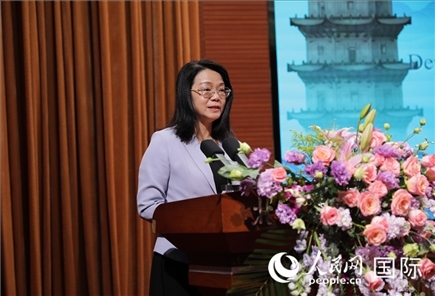 福建省人民政府外事辦公室副主任黃劭蓉在“走進中華文明——海絲印記 世遺泉州”主題人文交流活動中致辭。人民網(wǎng) 王婧攝