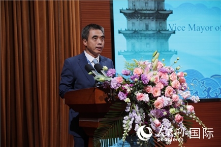 泉州市人民政府副市長姚飛在“走進中華文明——海絲印記 世遺泉州”主題人文交流活動中致辭。人民網(wǎng) 王婧攝