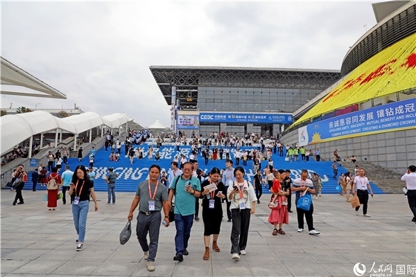 第二十一屆東博會展館外，參觀者步行離場。人民網(wǎng)記者趙益普攝