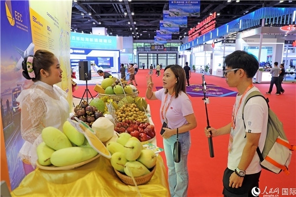 在東博會泰國展區(qū)，參觀者在向泰方工作人員了解泰國水果情況。人民網(wǎng)記者趙益普攝