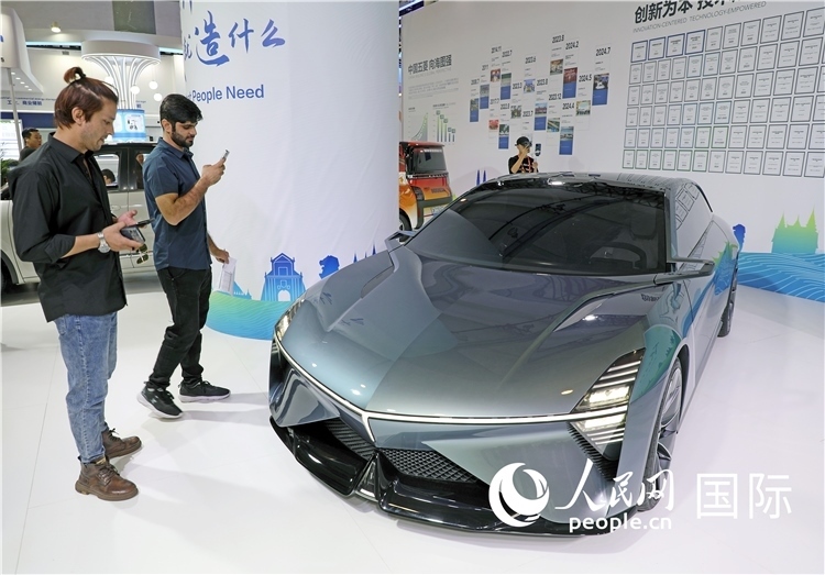 東博會(huì)上，上汽通用五菱展出的一款名為“東盟之光”的新能源概念車吸引參觀者駐足。人民網(wǎng)記者趙益普攝