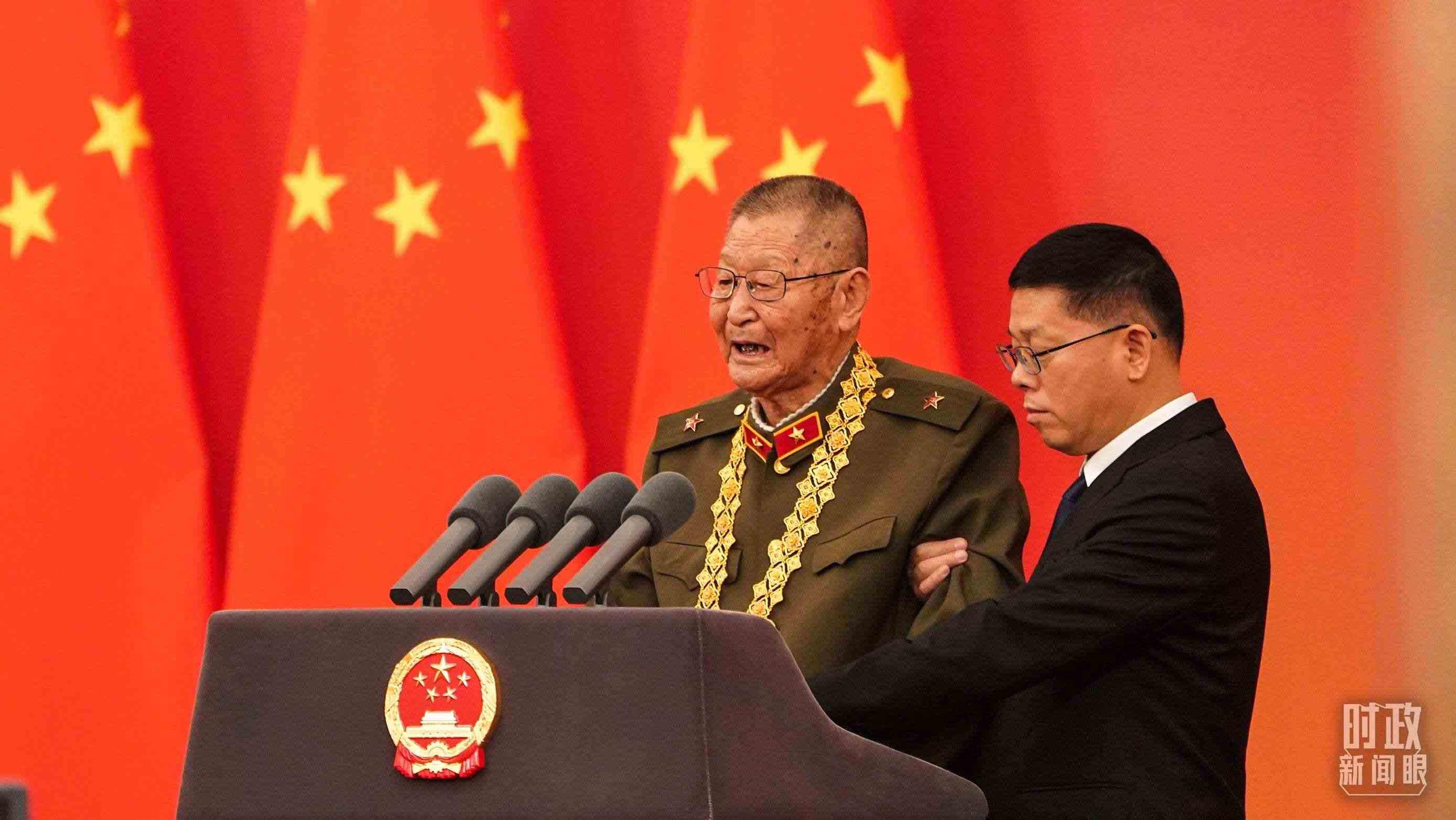 “共和國勛章”獲得者黃宗德在頒授儀式上發(fā)言。（總臺記者李晉拍攝）