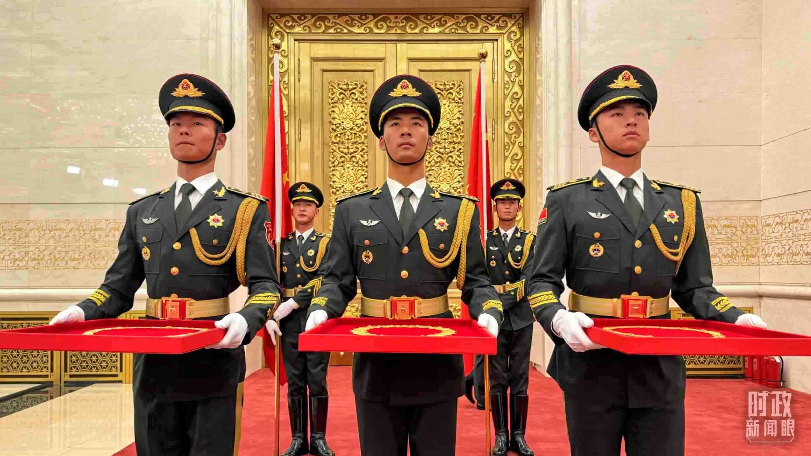 禮兵手捧共和國勛章、友誼勛章和國家榮譽稱號獎章。（總臺央視記者李增仁拍攝）