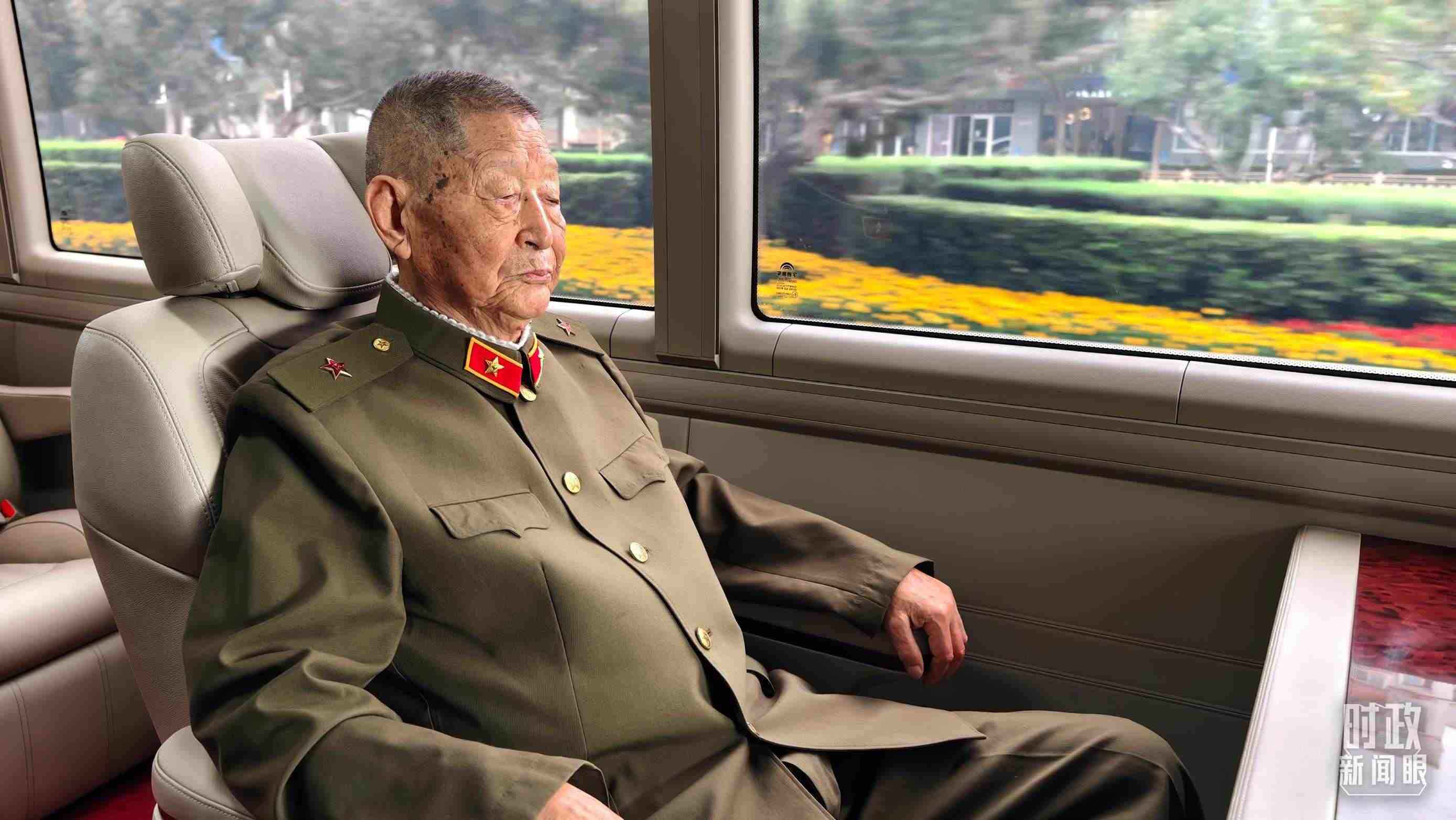 “共和國勛章”獲得者黃宗德乘坐禮賓車前往人民大會堂。（總臺央視記者胡瑋拍攝）