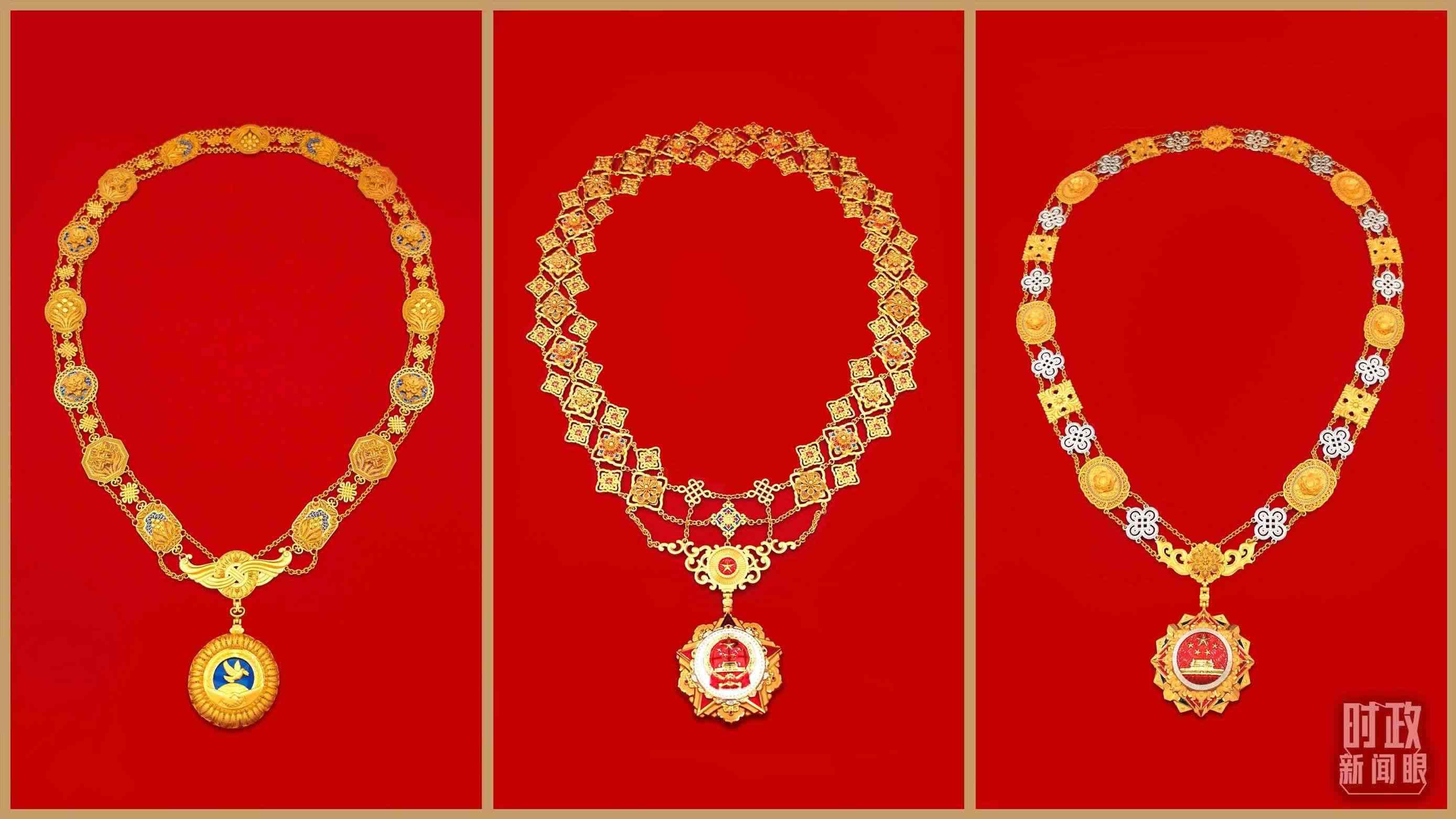 “共和國勛章”（中）、“友誼勛章”（左）和國家榮譽稱號獎章（右）。（總臺央視記者郭鴻、鄂介甫拍攝）