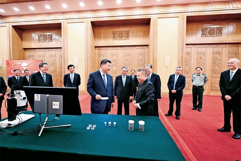 2024年9月23日，黨和國家領(lǐng)導(dǎo)人習(xí)近平、李強、趙樂際、王滬寧、蔡奇、丁薛祥、李希等在人民大會堂接見探月工程嫦娥六號任務(wù)參研參試人員代表并參觀月球樣品和探月工程成果展覽。這是習(xí)近平等參觀月球樣品和探月工程成果展覽。 新華社記者 謝環(huán)馳/攝