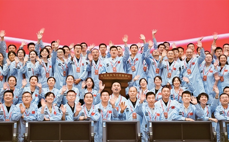 嫦娥六號(hào)完成了人類歷史上首次月球背面采樣，突破了多項(xiàng)關(guān)鍵技術(shù)，是我國(guó)建設(shè)航天強(qiáng)國(guó)、科技強(qiáng)國(guó)取得的又一標(biāo)志性成果，是我國(guó)探月工程的重要里程碑。圖為2024年6月25日，嫦娥六號(hào)任務(wù)圓滿成功后，工作人員在北京航天飛行控制中心合影。 新華社記者 金良快/攝