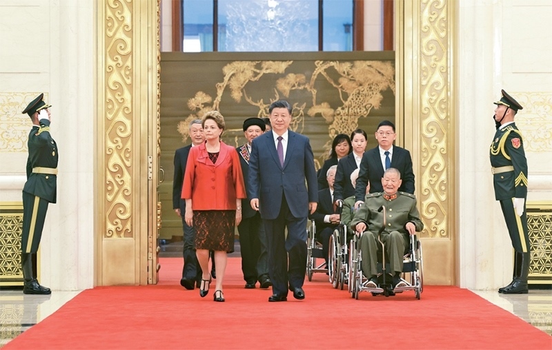 2024年9月29日，中華人民共和國國家勛章和國家榮譽稱號頒授儀式在北京人民大會堂金色大廳隆重舉行。中共中央總書記、國家主席、中央軍委主席習(xí)近平同國家勛章和國家榮譽稱號獲得者一同步入會場。 新華社記者 王曄/攝